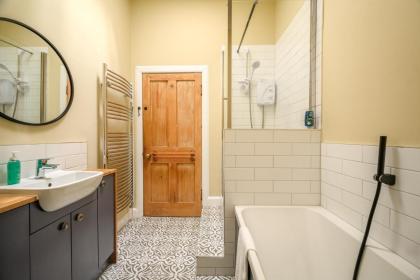 5-BR 3-BTH Newington Apartment - Modern & Spacious - image 11