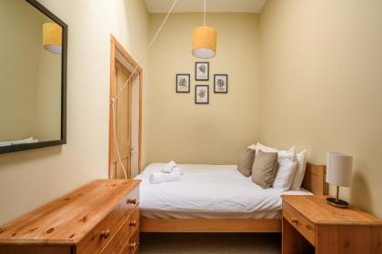 5-BR 3-BTH Newington Apartment - Modern & Spacious - image 13