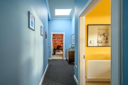 5-BR 3-BTH Newington Apartment - Modern & Spacious - image 4