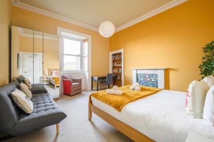 5-BR 3-BTH Newington Apartment - Modern & Spacious - image 5
