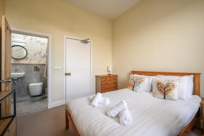 5-BR 3-BTH Newington Apartment - Modern & Spacious - image 6