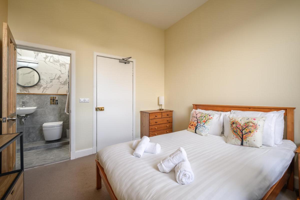 5-BR 3-BTH Newington Apartment - Modern & Spacious - image 6