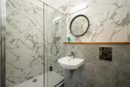 5-BR 3-BTH Newington Apartment - Modern & Spacious - image 7