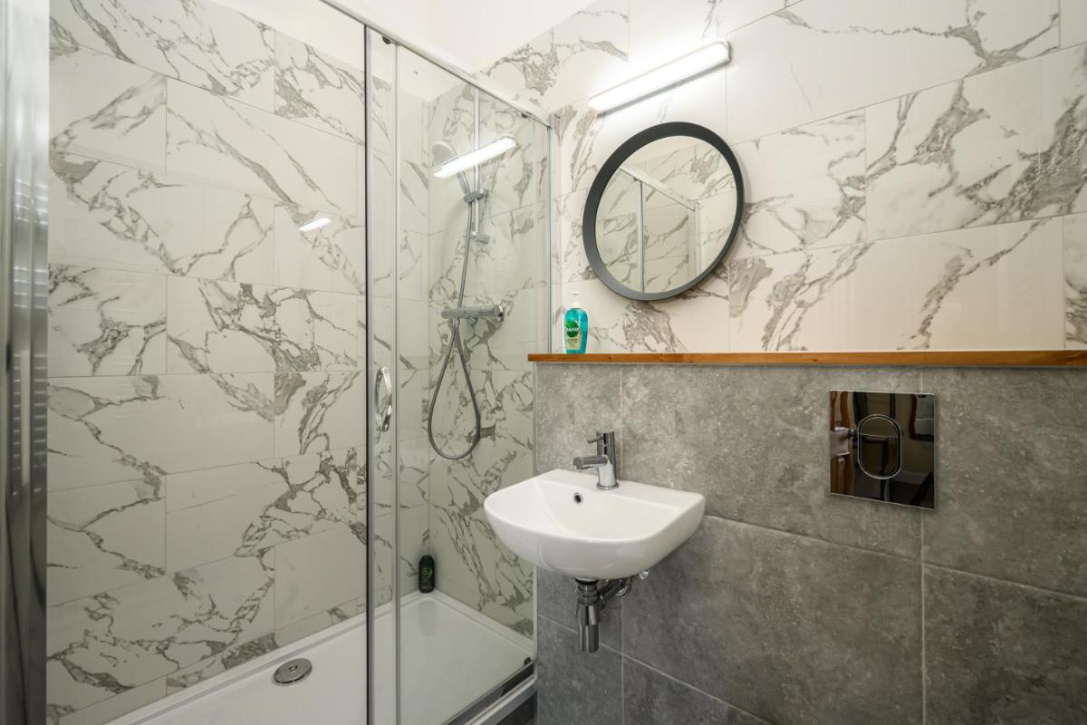 5-BR 3-BTH Newington Apartment - Modern & Spacious - image 7