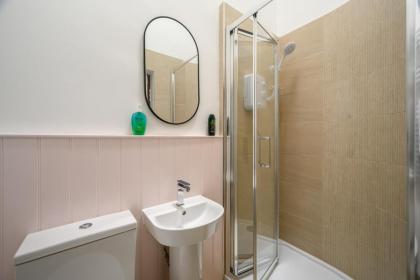 5-BR 3-BTH Newington Apartment - Modern & Spacious - image 9
