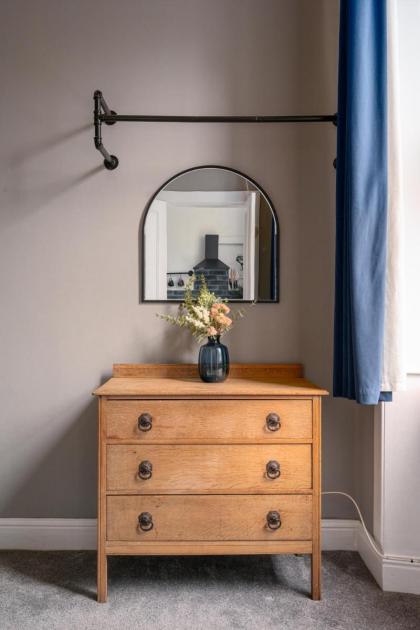 Vibrant Leith Flat - image 10