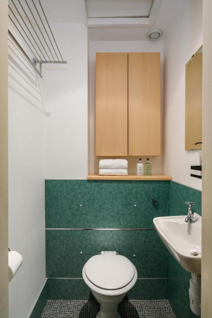 Vibrant Leith Flat - image 2