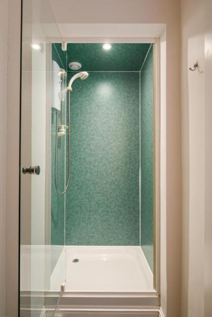 Vibrant Leith Flat - image 3