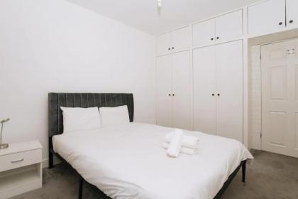 Sleek & Central 2BD Flat - Haymarket