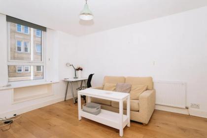 Sleek & Central 2BD Flat - Haymarket - image 12