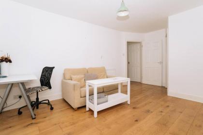 Sleek & Central 2BD Flat - Haymarket - image 13