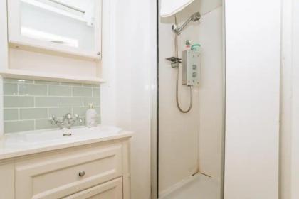 Sleek & Central 2BD Flat - Haymarket - image 14