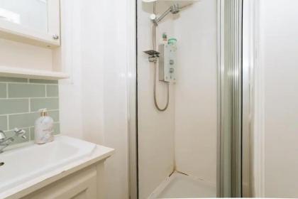 Sleek & Central 2BD Flat - Haymarket - image 17