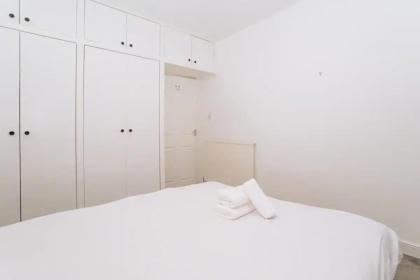 Sleek & Central 2BD Flat - Haymarket - image 2