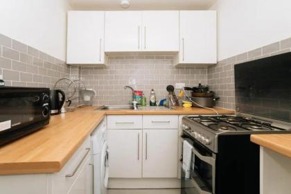 Sleek & Central 2BD Flat - Haymarket - image 3