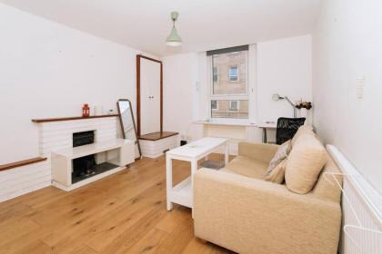 Sleek & Central 2BD Flat - Haymarket - image 5