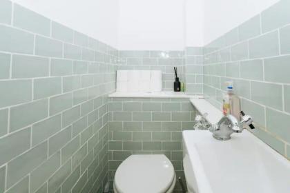 Sleek & Central 2BD Flat - Haymarket - image 6