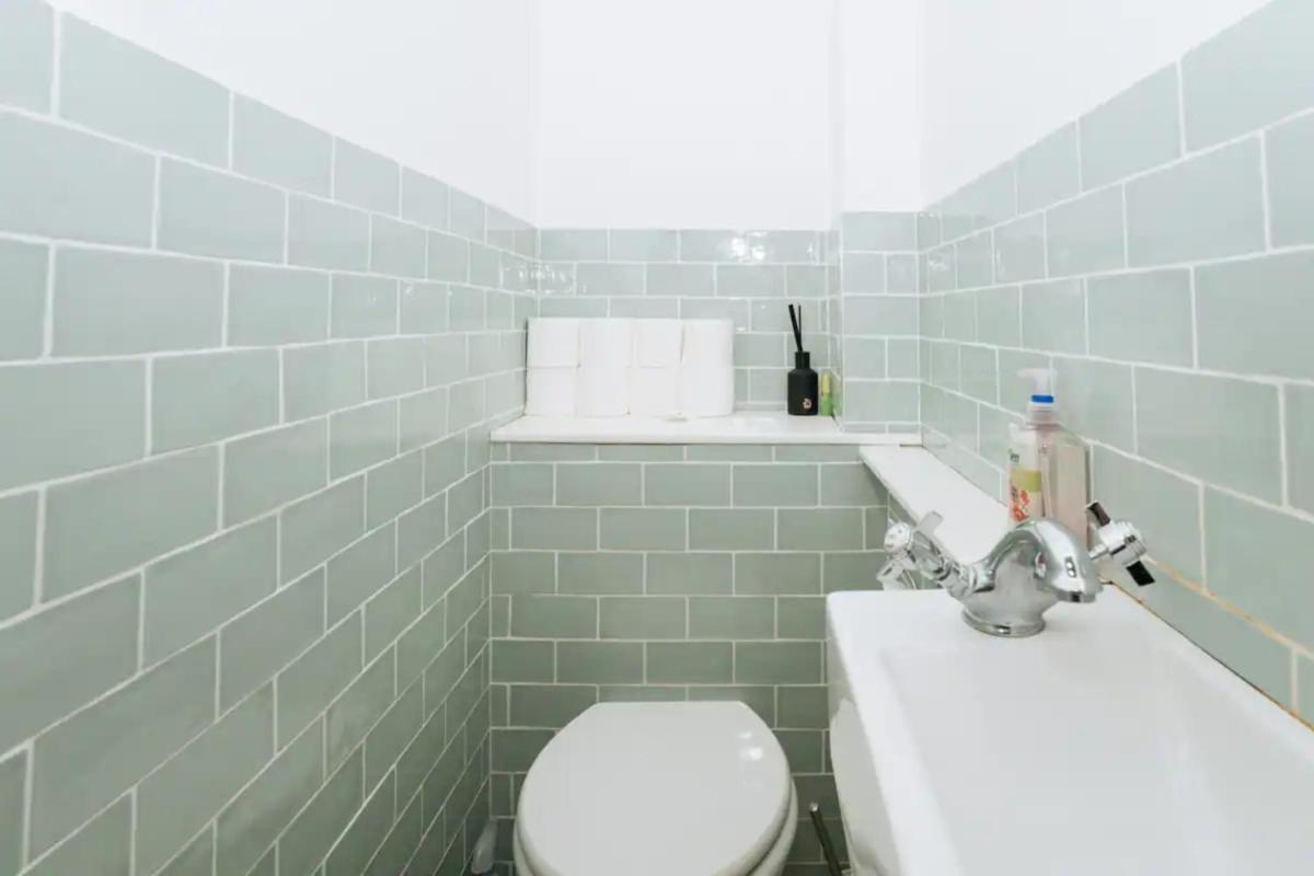 Sleek & Central 2BD Flat - Haymarket - image 6