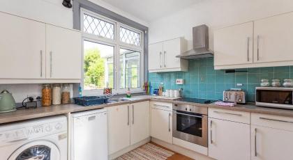 Lovely 3bed House-Private parking - image 10