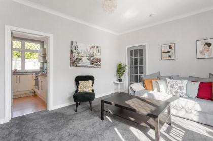 Lovely 3bed House-Private parking - image 11
