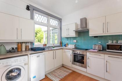 Lovely 3bed House-Private parking - image 12