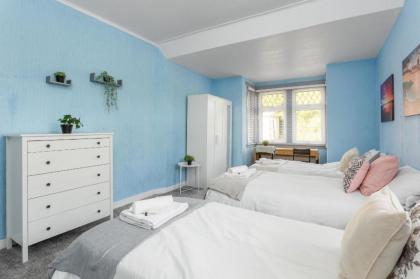 Lovely 3bed House-Private parking - image 14
