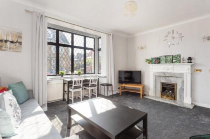 Lovely 3bed House-Private parking - image 17