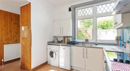 Lovely 3bed House-Private parking - image 18