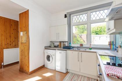 Lovely 3bed House-Private parking - image 19