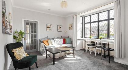 Lovely 3bed House-Private parking - image 2