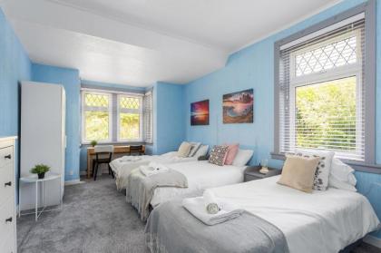 Lovely 3bed House-Private parking - image 3
