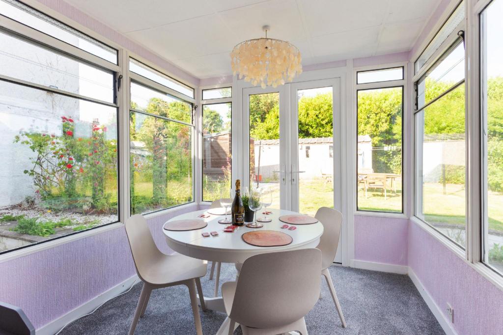 Lovely 3bed House-Private parking - image 4