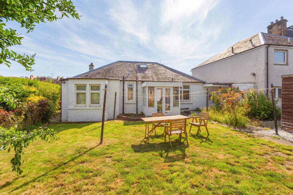Lovely 3bed House-Private parking - image 7