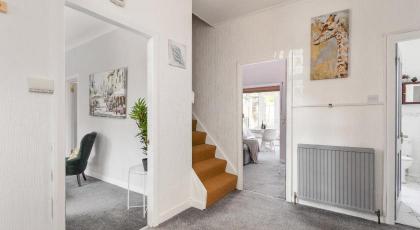 Lovely 3bed House-Private parking - image 8