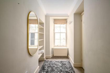 Retro New Town Garden Flat - image 10