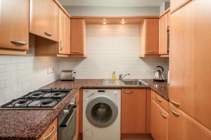 Retro New Town Garden Flat - image 3