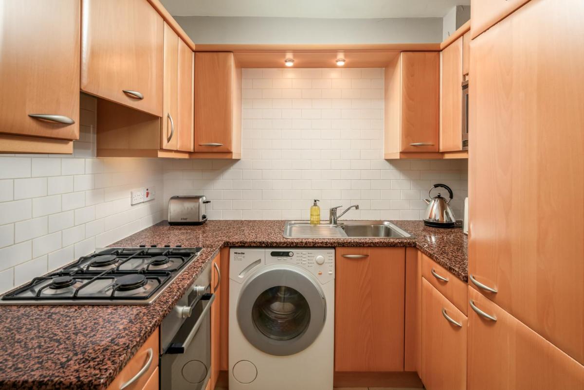 Retro New Town Garden Flat - image 3