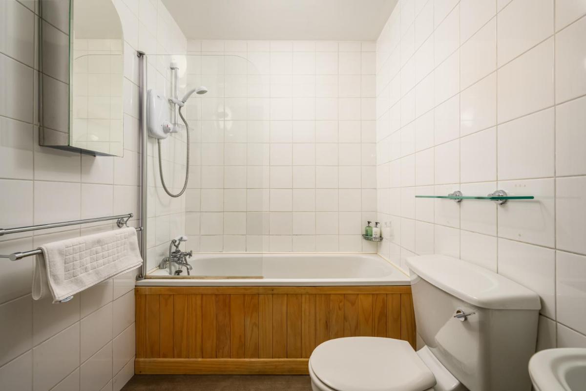 Retro New Town Garden Flat - image 4