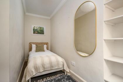 Retro New Town Garden Flat - image 5