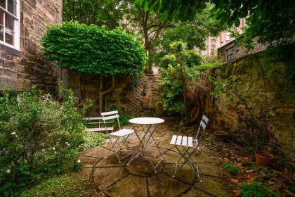 Retro New Town Garden Flat - image 6