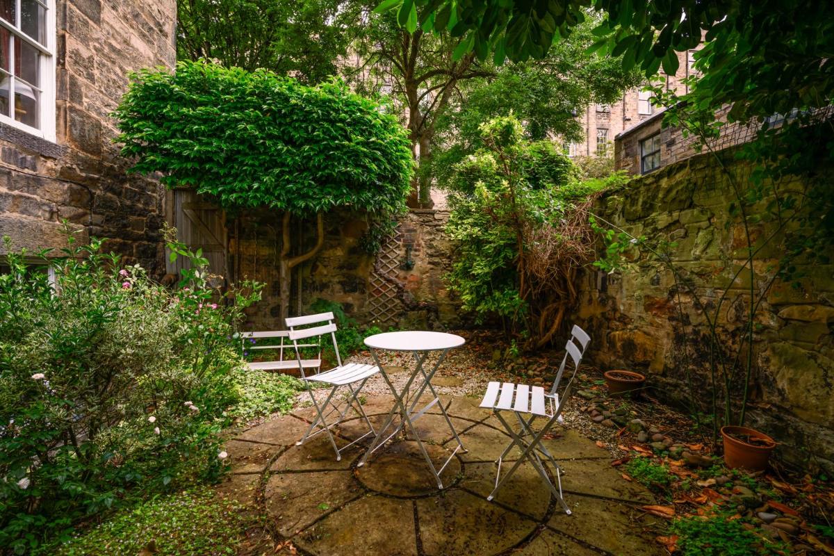 Retro New Town Garden Flat - image 6