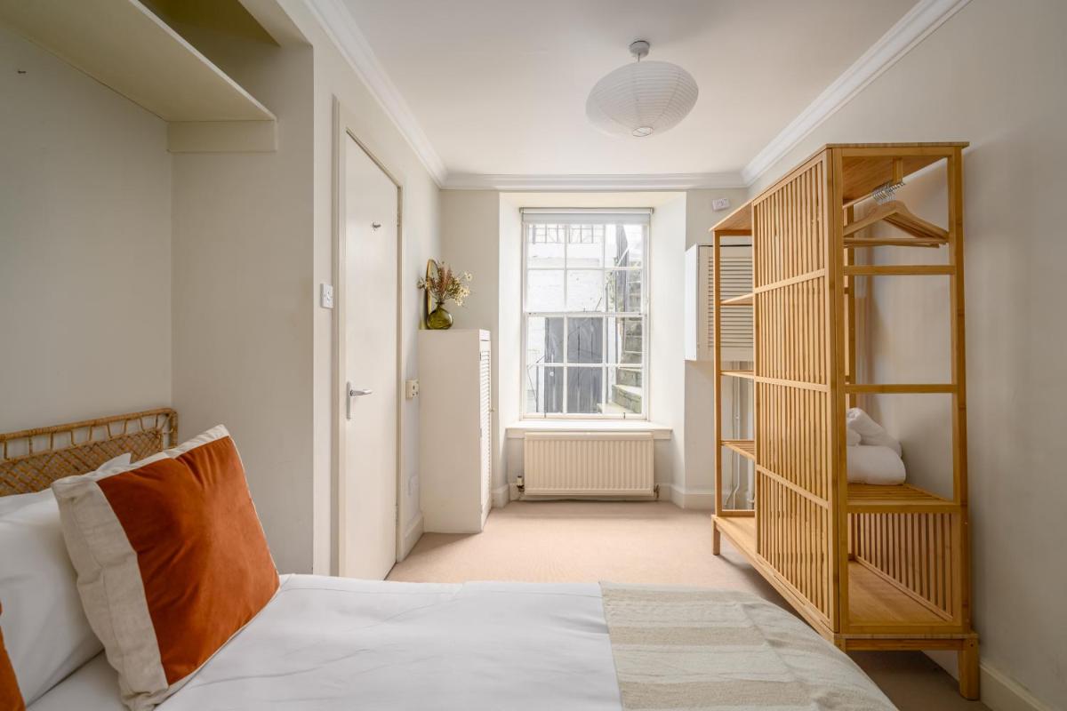 Retro New Town Garden Flat - image 7