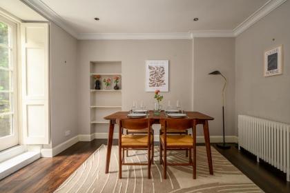 Retro New Town Garden Flat - image 9
