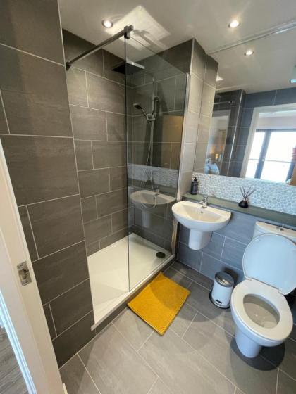 Corinthian Quay Apartment - image 11