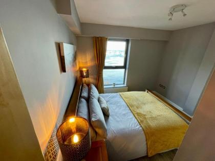 Corinthian Quay Apartment - image 12