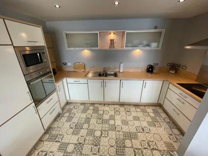 Corinthian Quay Apartment - image 6