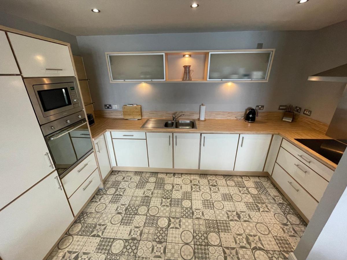 Corinthian Quay Apartment - image 6