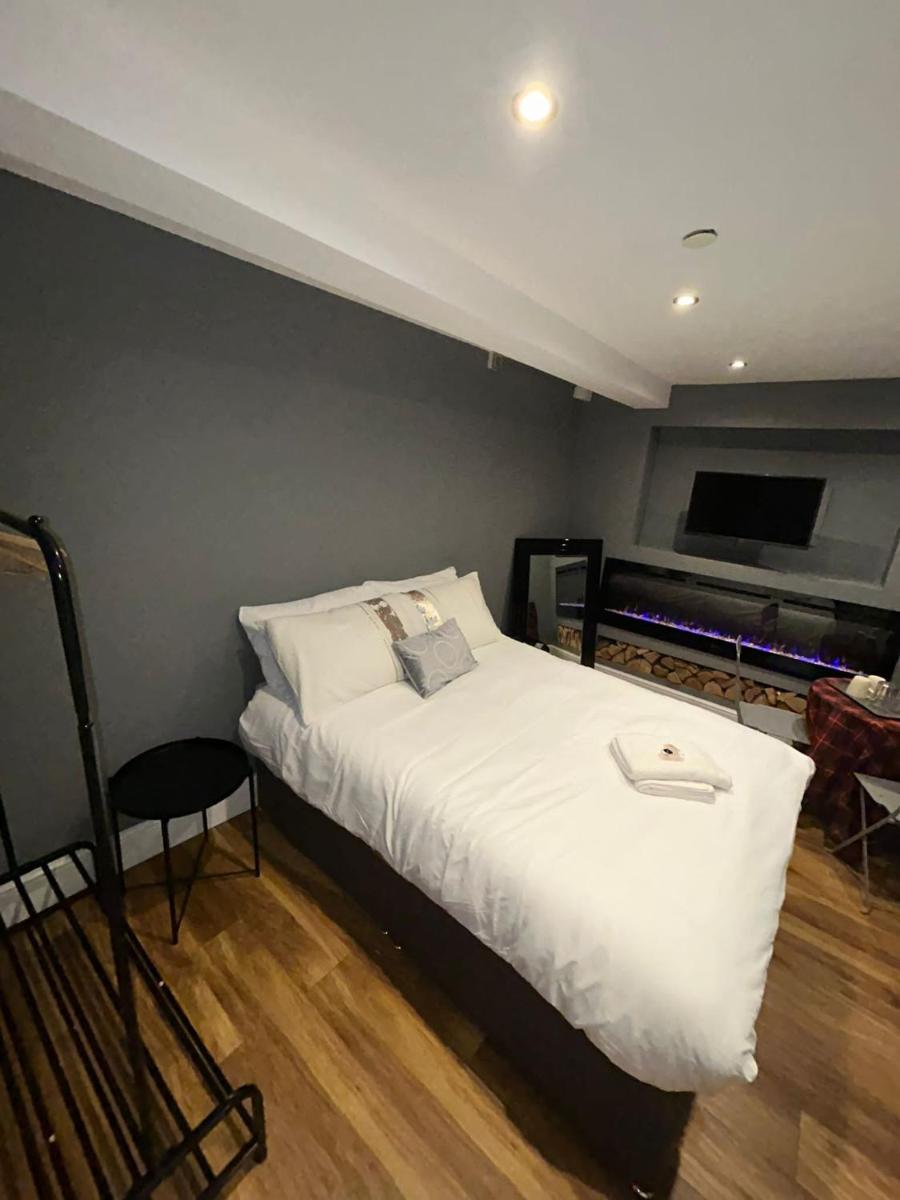 Cosy Double Bed With Fire Place - image 2