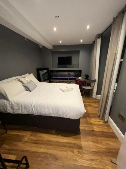 Cosy Double Bed With Fire Place - image 3