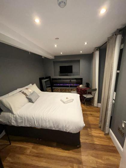 Cosy Double Bed With Fire Place - image 4